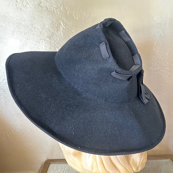 GRACEFUL 1940\'s BLACK FELT WIDE BRIM HAT + GROSGRAIN TRIM + CONICAL SHAPED CROWN